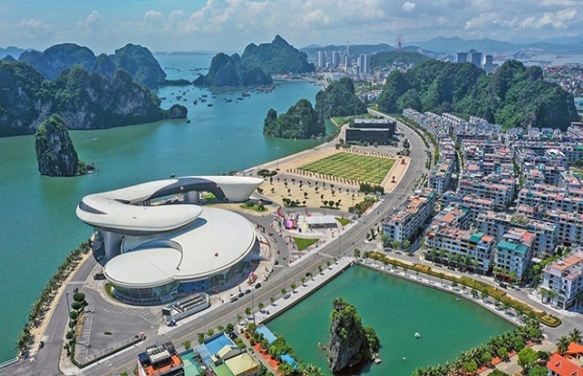 Quảng Ninh - Một trong những đô thị du lịch phát triển với tốc độ nhanh của Việt Nam. Ảnh: KT