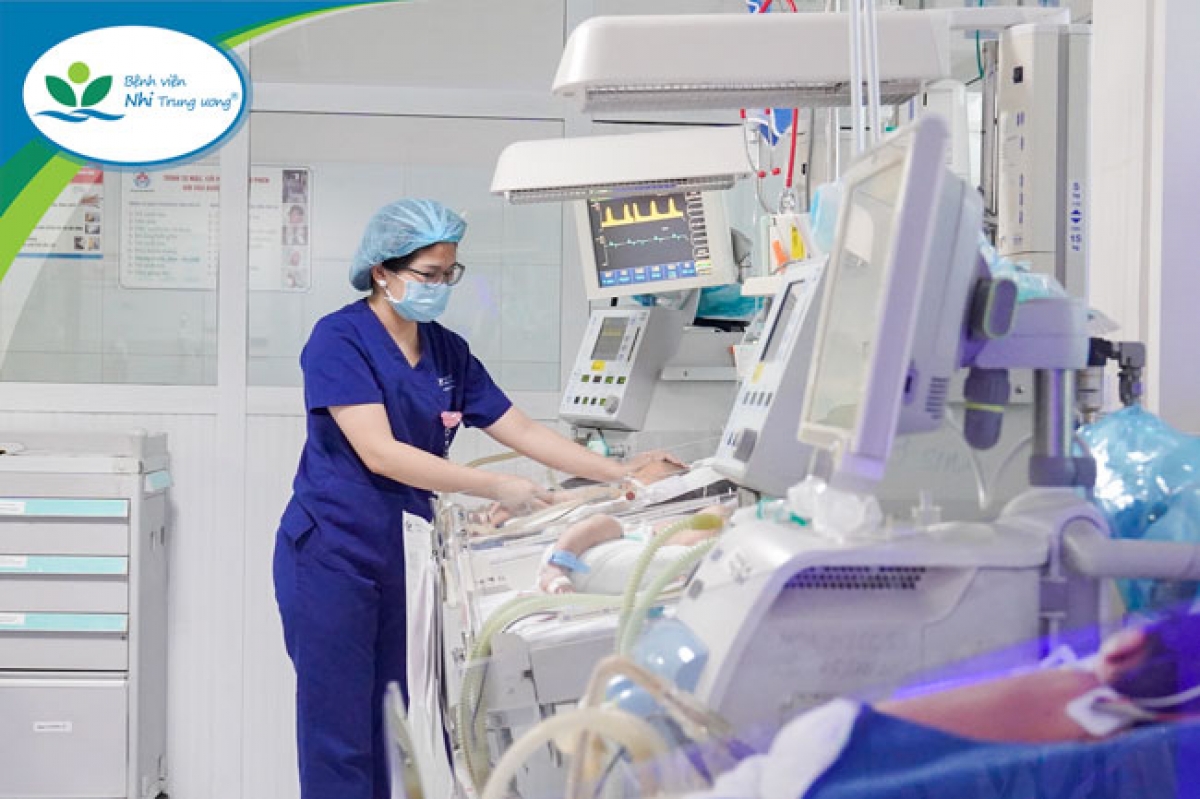 Trẻ suy hô hấp sau sinh mổ chủ động đang được điều trị tích cực tại Bệnh viện Nhi Trung ương