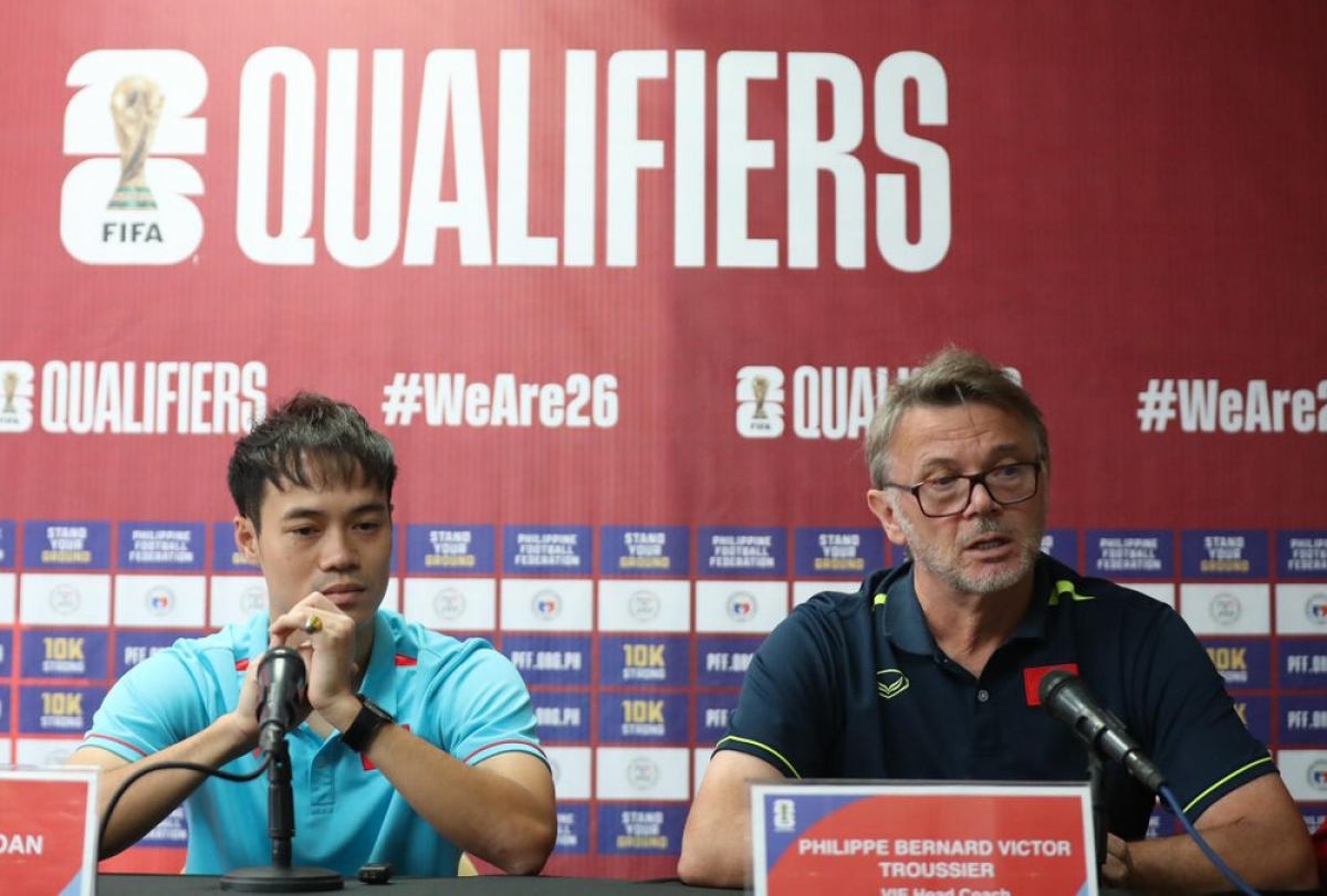 Văn Toàn và HLV Philippe Troussier tham dự buổi họp báo trước trận (Ảnh Hải Hoàng)