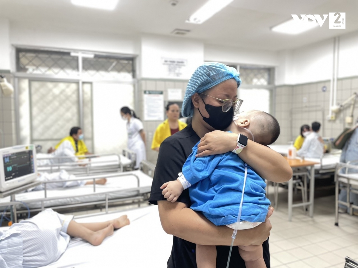 Bệnh viện Bạch Mai thường xuyên tiếp nhận các trường hợp tai nạn sinh hoạt ở trẻ nhỏ