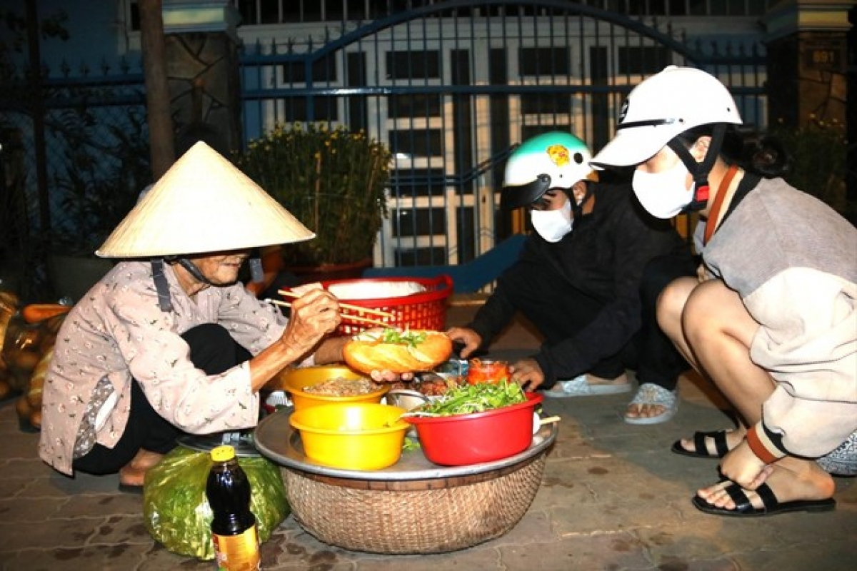 Trời chưa sáng, gánh bánh mỳ của cụ Nguyễn Thị Ngang đã có khách chờ