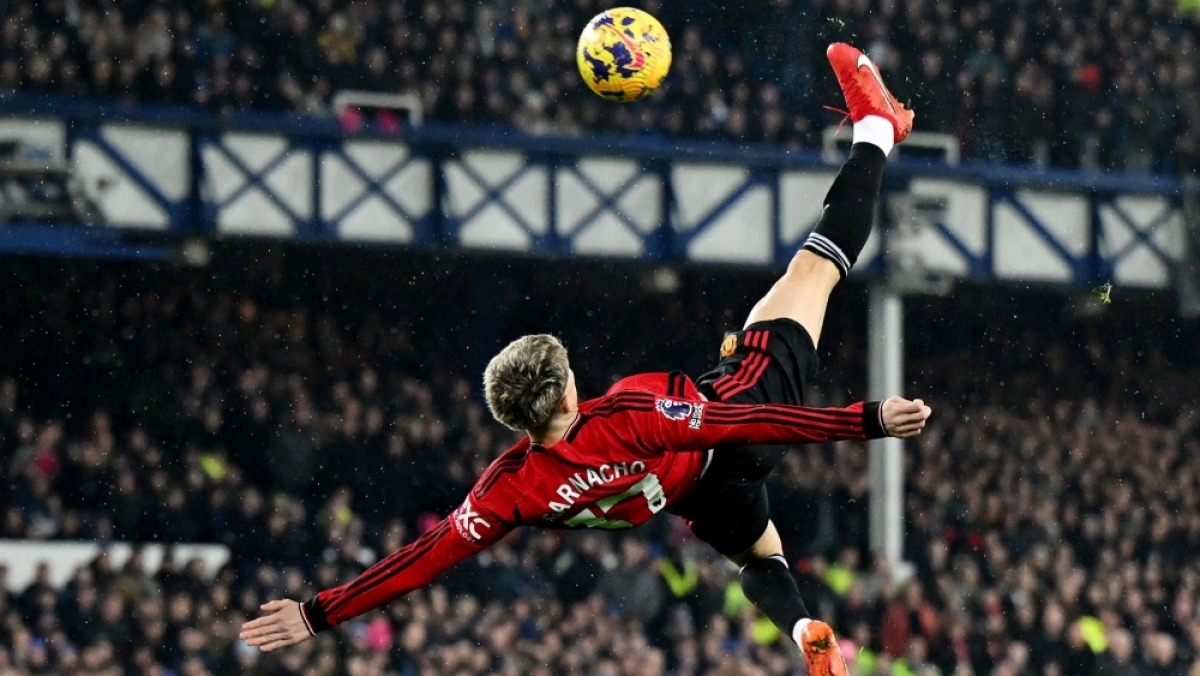 Garnacho lập siêu phẩm trong trận Everton 0-3 Man United. (Ảnh: Getty)