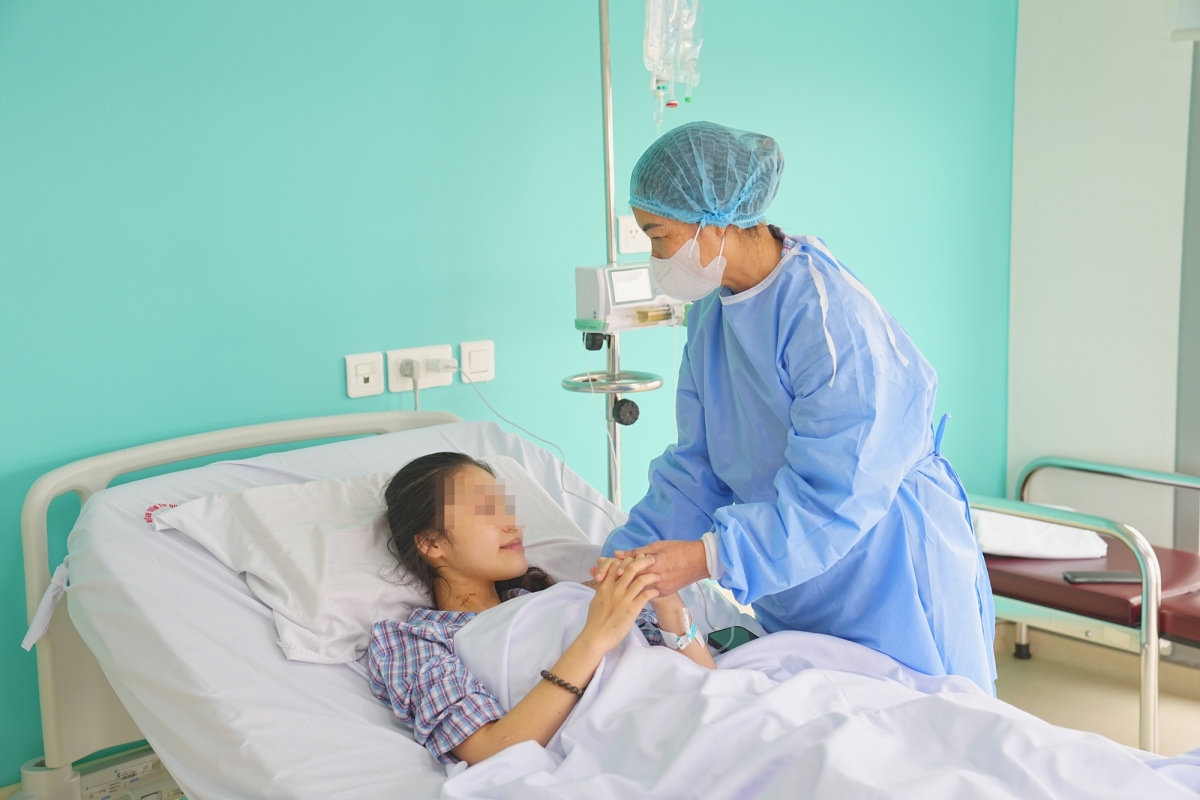 Hai bà cháu gặp nhau sau ca ghép gan.