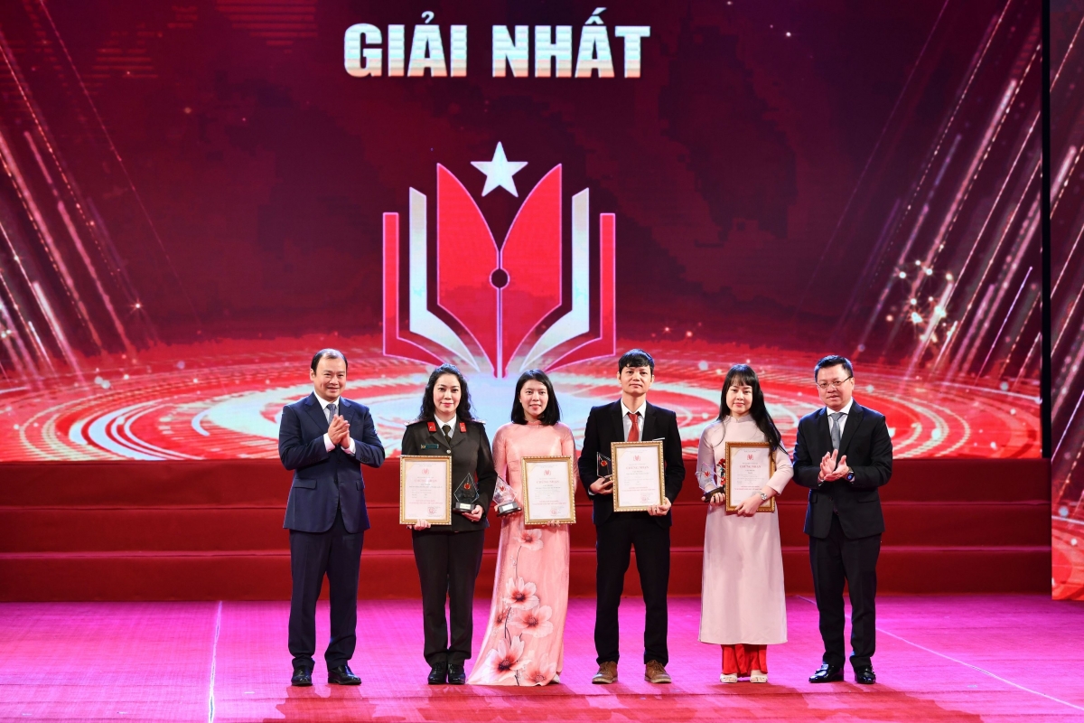 Ông Lê Quốc Minh - Phó Trưởng Ban Tuyên giáo Trung ương, Tổng Biên tập Báo Nhân dân, Chủ tịch Hội Nhà báo Việt Nam và ông Lê Hải Bình - Phó Trưởng Ban Tuyên giáo Trung ương trao giải cho các tác giả đạt giải Nhất.