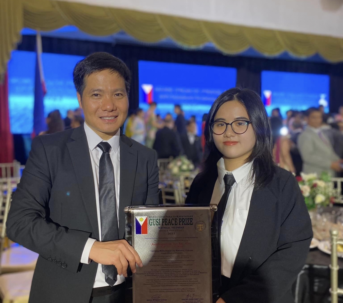 Thầy Đào Chí Mạnh tại buổi lễ trao giải tối 29/11 ở Manila, Philippines