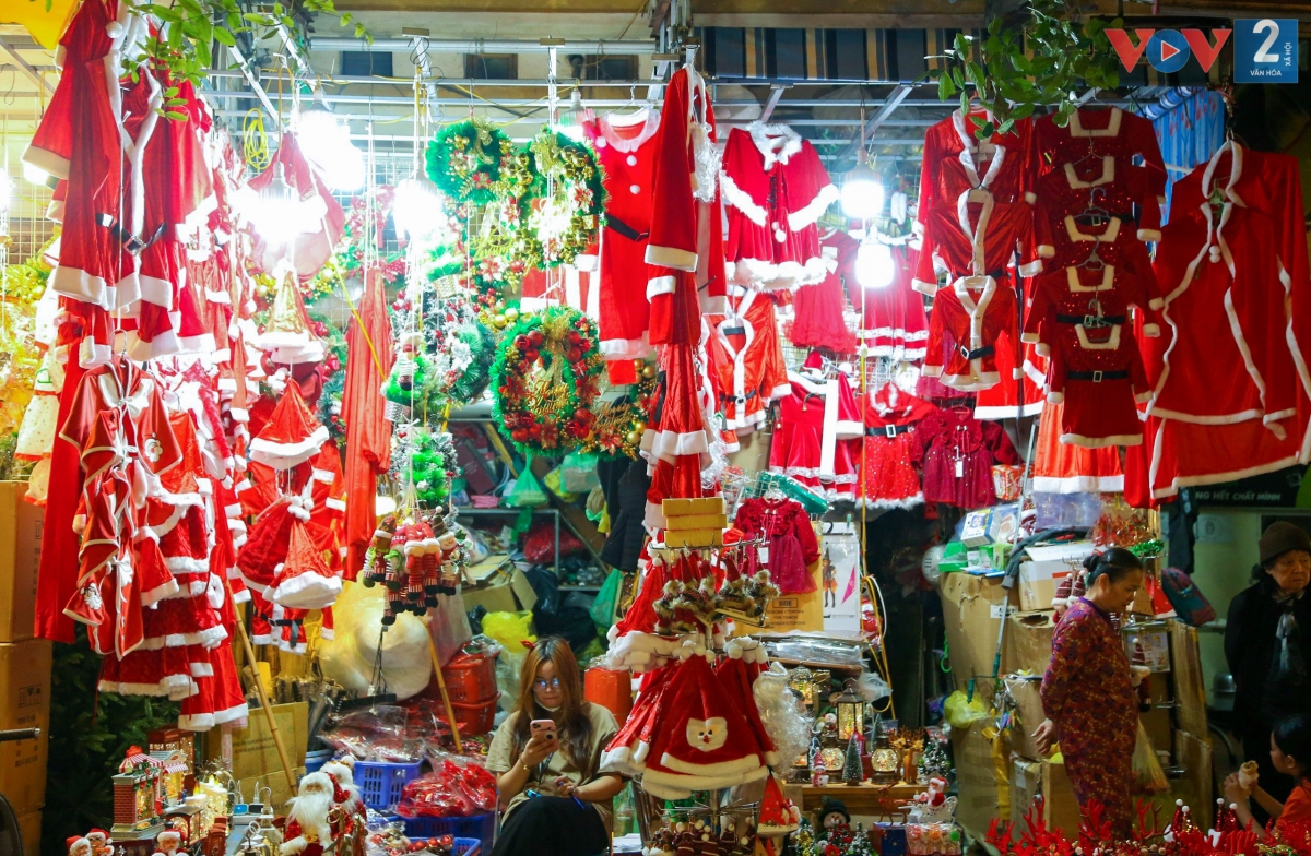 Bộ đồ ông già, bà già Noel trẻ em có giá 100.000 - 200.000 đồng/bộ, mũ Noel 50.000 đồng.