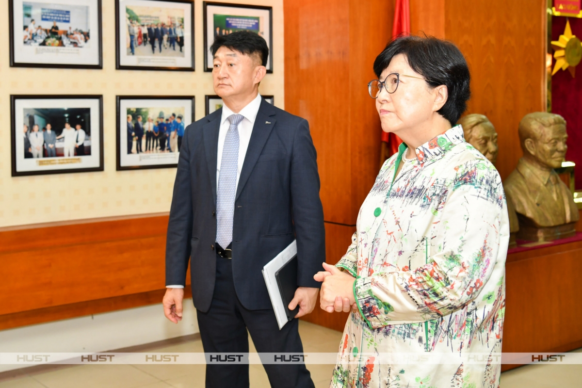 Bà Kim Sun Uk, Chủ tịch Quỹ POSCO TJ Park thăm phòng truyền thống ĐHBKHN