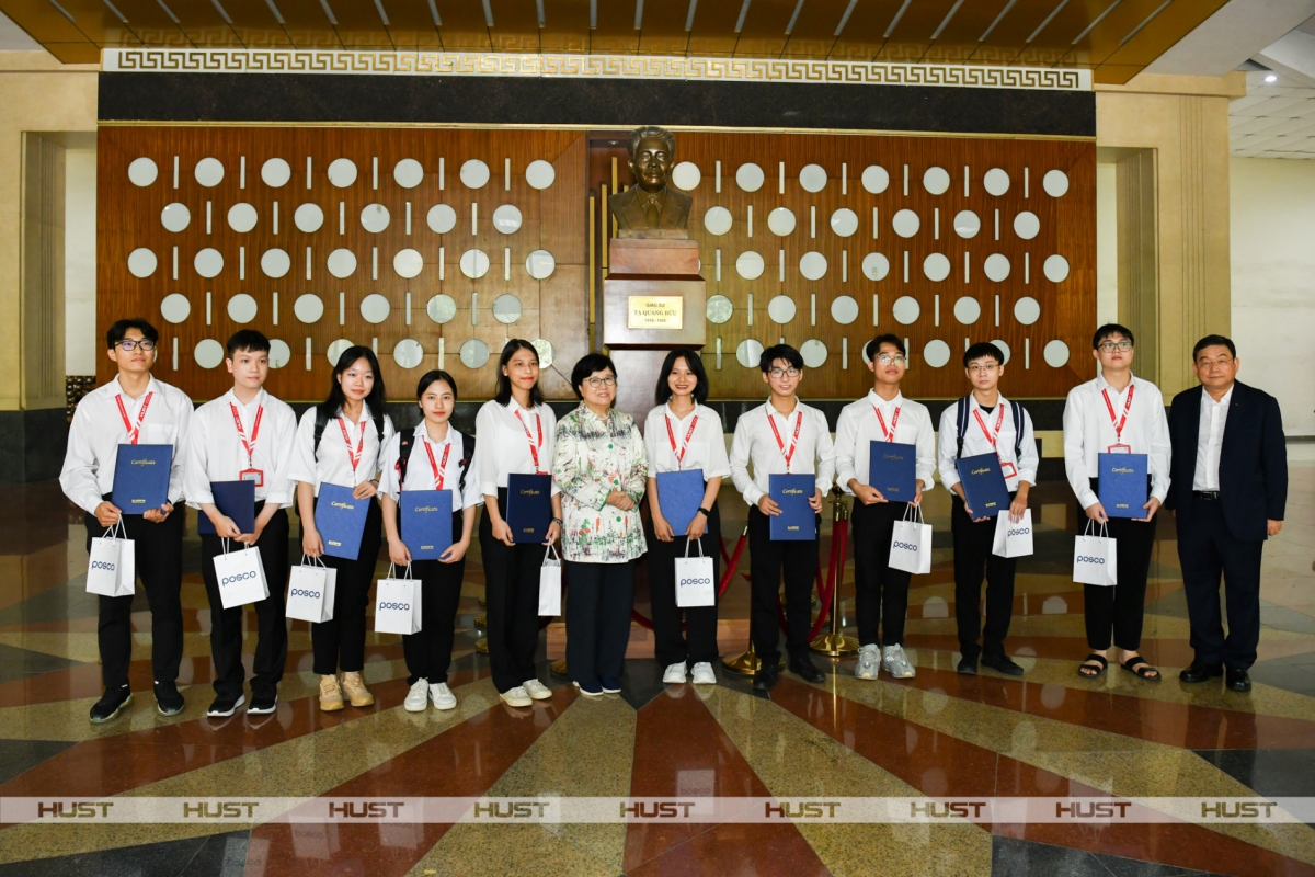 Đại diện Quỹ POSCO TJ Park chụp ảnh cùng các sinh viên nhận học bổng