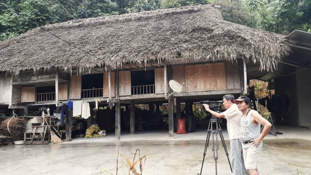 Đạo diễn, quay phim Lê Long (đội mũ) khi đi tác nghiệp (Ảnh: FBNV)