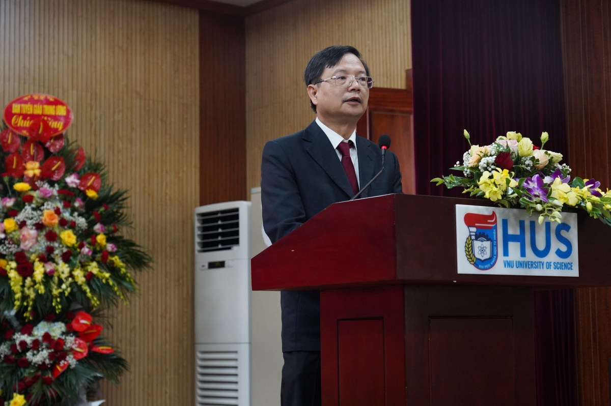 GS.TSKH. Vũ Hoàng Linh, Hiệu trưởng Trường ĐH KHTN ĐHQGHN phát biểu tại buổi lễ