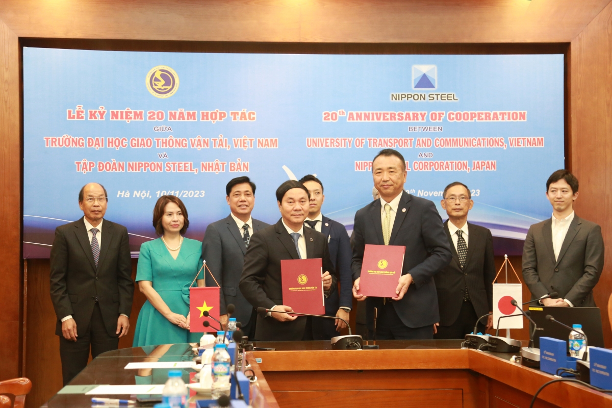 PGS.TS Nguyễn Ngọc Long - Hiệu trưởng Trường Đại học Giao thông Vận tải (Hàng đầu bên trái) ký kết hợp tác với đại diện tập đoàn Nippon Steel Nhật Bản