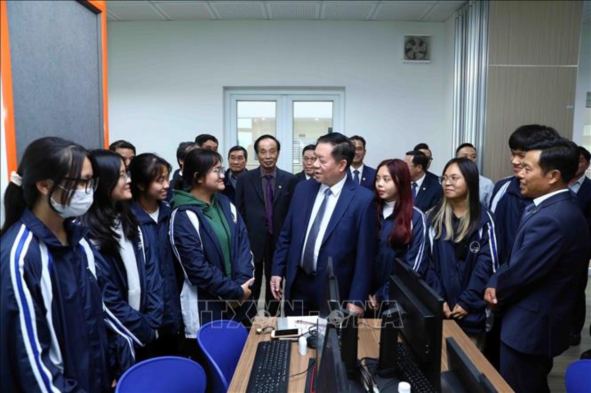 Trưởng ban Tuyên giáo Trung ương thăm hỏi và động viên sinh viên Đại học Quốc gia Hà Nội. Ảnh: TTXVN