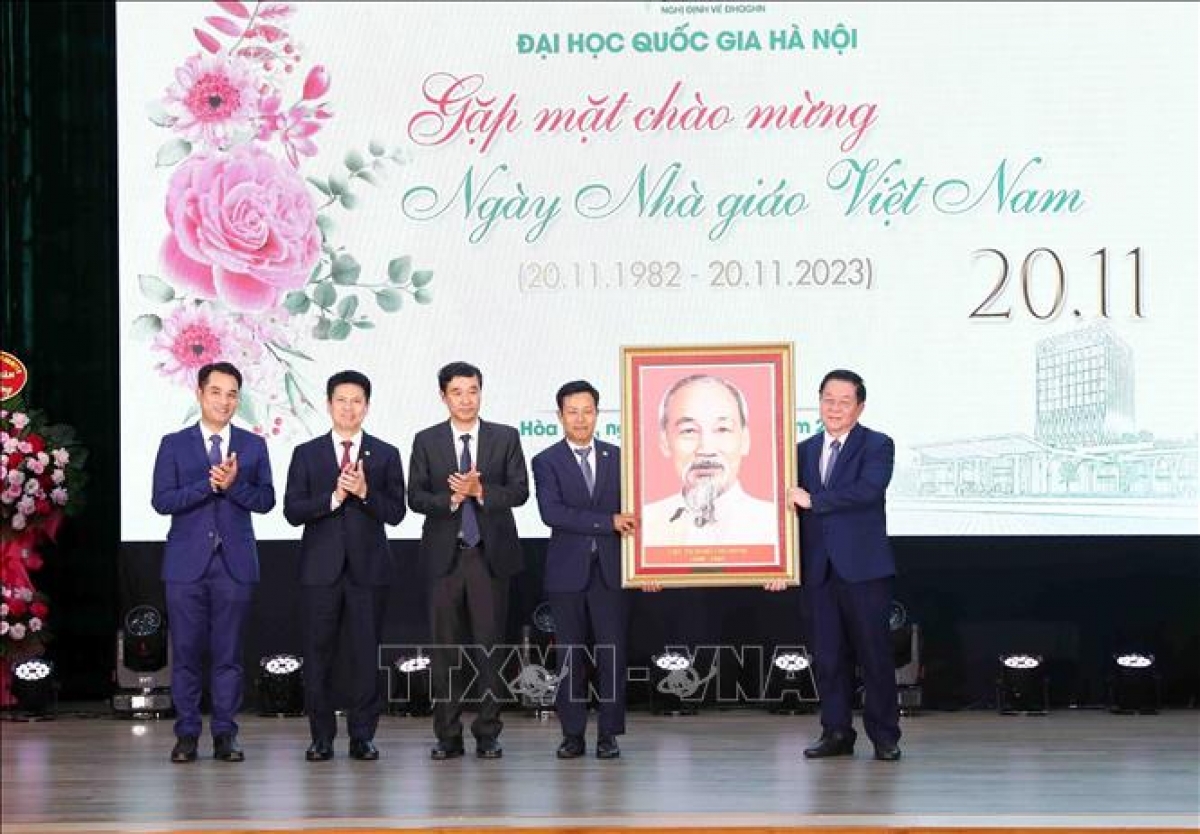 Trưởng ban Tuyên giáo Trung ương Nguyễn Trọng Nghĩa tặng bức tranh Chủ tịch Hồ Chí Minh cho Đại học Quốc gia Hà Nội. (Ảnh TTXVN)