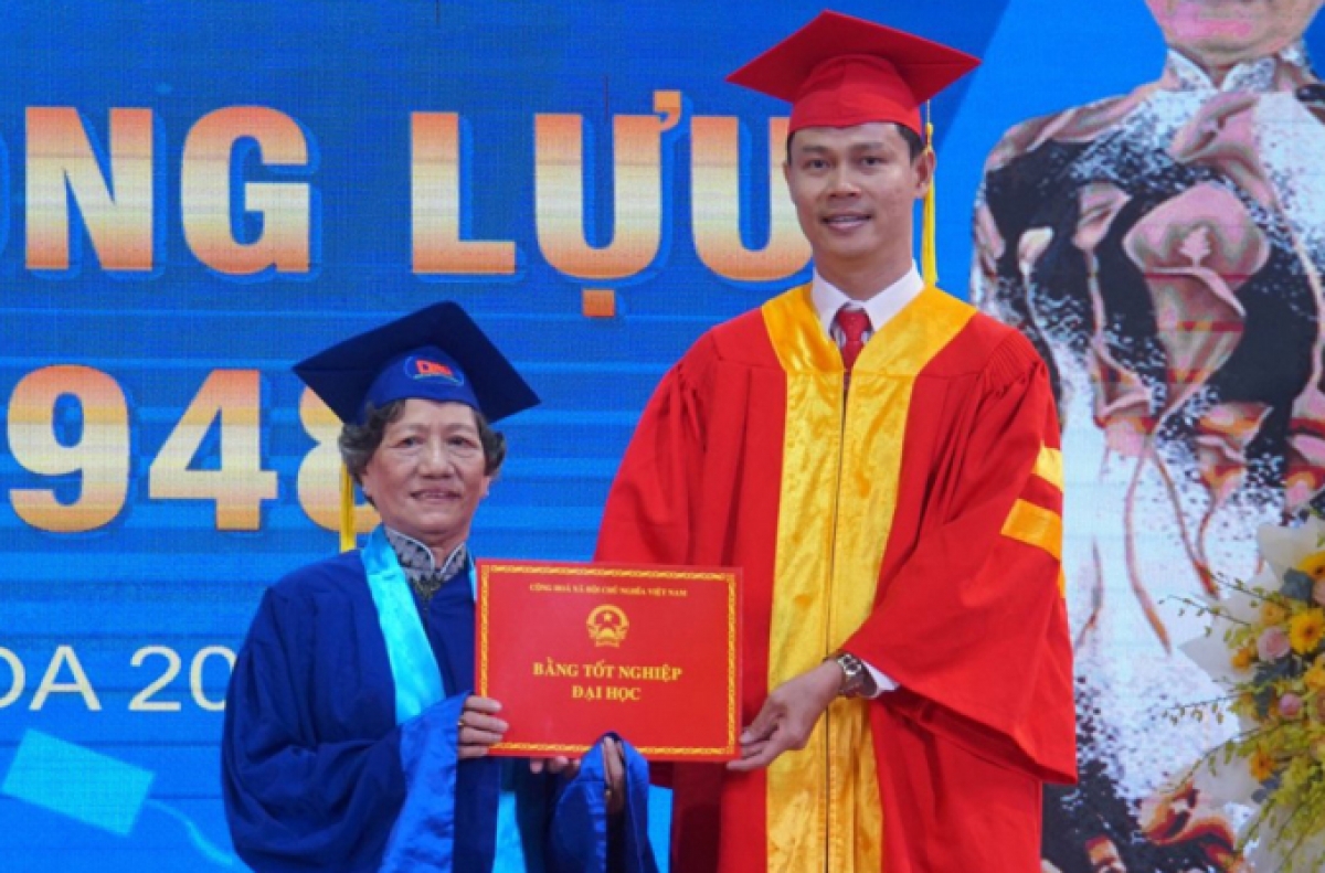 Bà Nguyễn Thị Hồng Lựu nhận bằng tốt nghiệp đại học, ngày 29/10