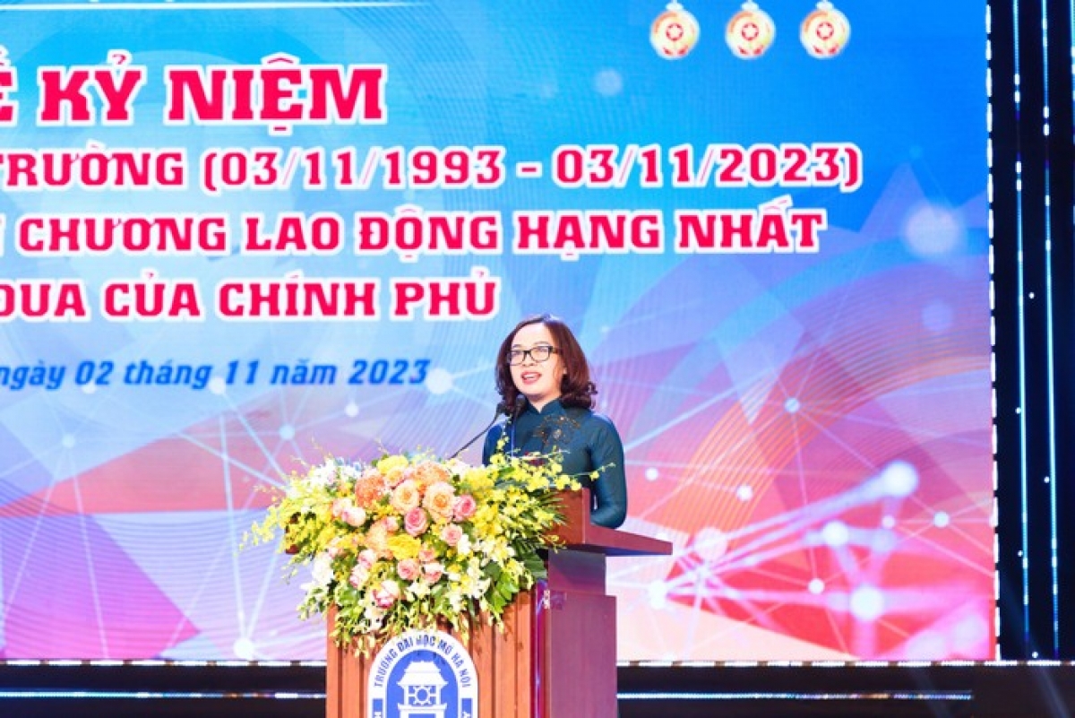 PGS.TS. Nguyễn Thị Nhung – Hiệu trưởng Trường Đại học Mở Hà Nội phát biểu tại buổi lễ