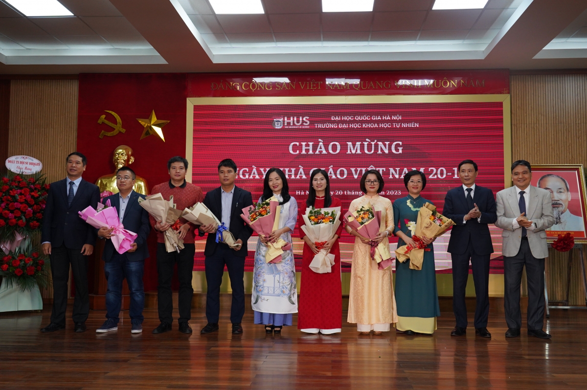 Lãnh đạo nhà trường tặng hoa chúc mừng 7 tân Phó Giáo sư năm 2023 của trường ĐHKHTN