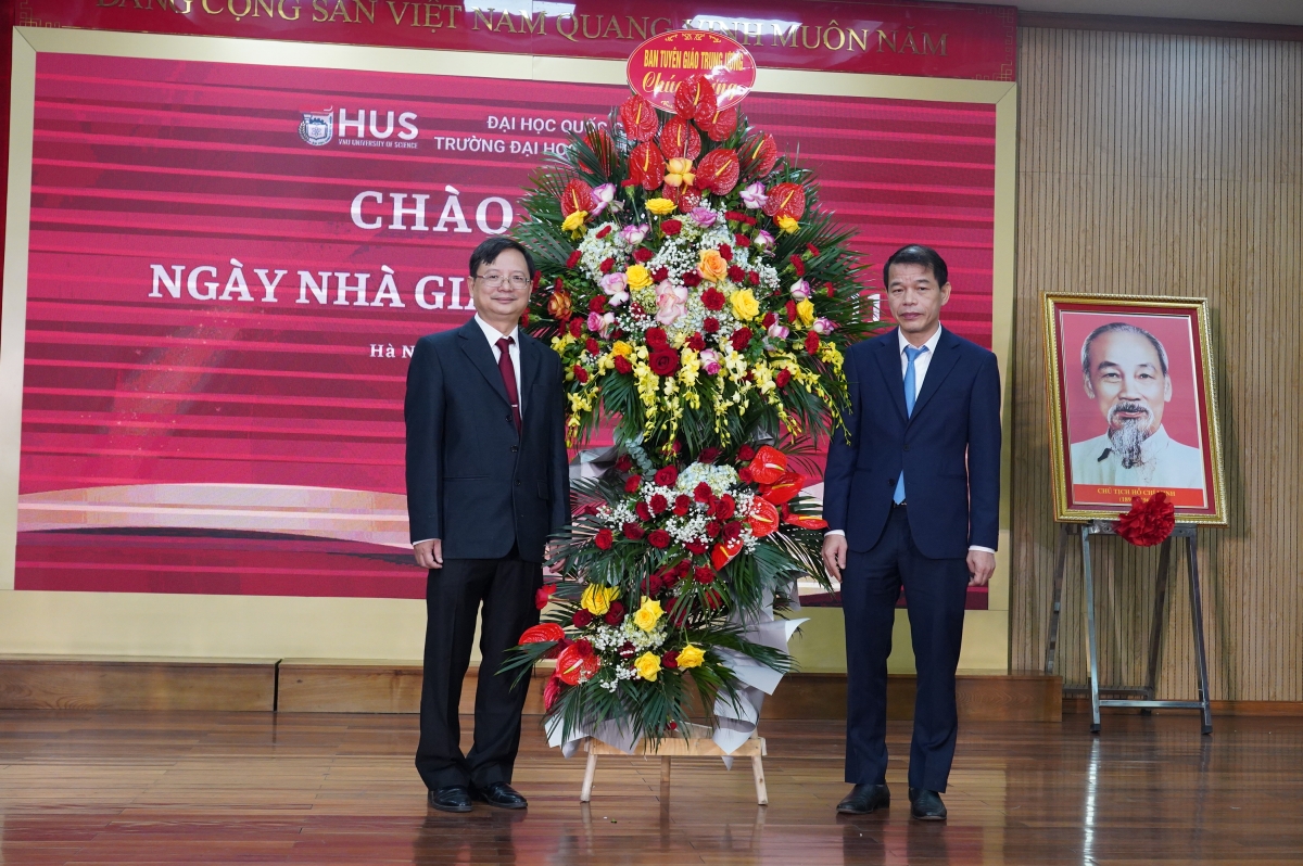 GS.TSKH. Vũ Hoàng Linh, Hiệu trưởng Trường ĐH KHTN ĐHQGHN nhận lẵng hoa chúc mừng từ Đồng chí Vũ Thanh Mai, Phó Trưởng ban Tuyên giáo Trung ương