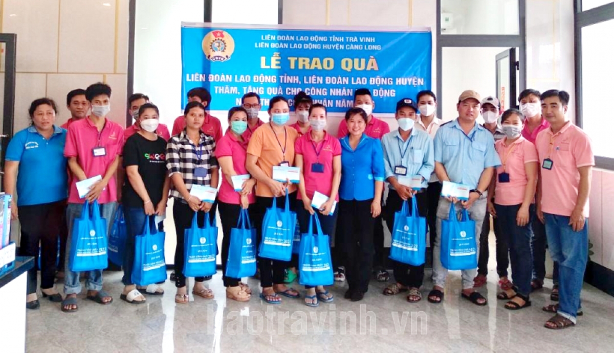 Công đoàn tặng quà công nhân lao động có hoàn cảnh khó khăn