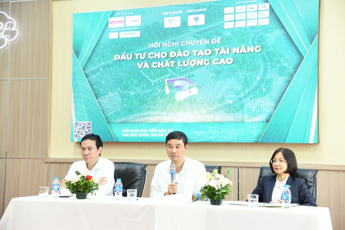 PGS.TS Nguyễn Hoàng Hải - Phó Giám đốc ĐHQGHN (ngồi giữa) chủ trì Hội thảo