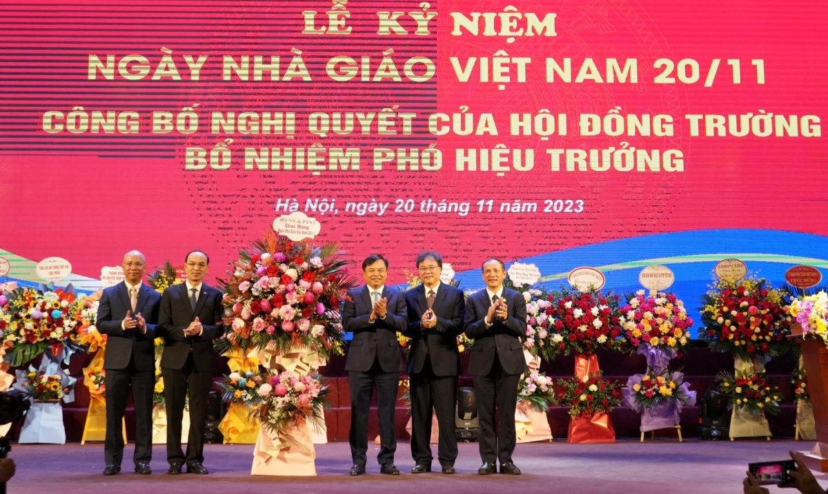 Thứ trưởng Bộ Nông nghiệp và Phát triển Nông thôn Nguyễn Hoàng Hiệp tặng hoa chúc mừng Trường Đại học Thủy lợi
