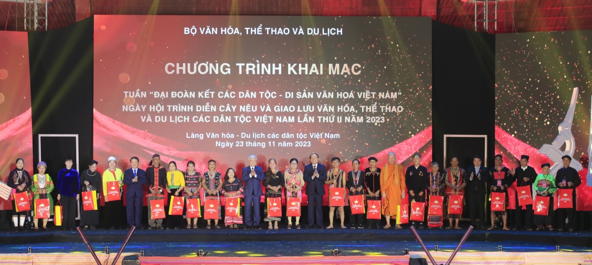 Các đồng chí lãnh đạo trao tặng quà cho các nghệ nhân, đồng bào tiêu biểu. Ảnh: Phạm Minh