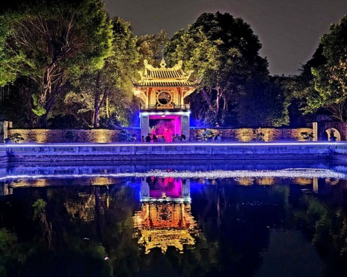 Tour đêm Văn Miếu - Quốc Tử Giám Hà Nội tạo không gian trải nghiệm mới góp phần thúc đẩy CNVH. Ảnh: Internet