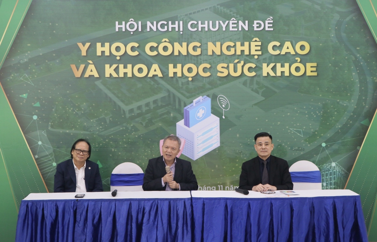 GS.TS Lê Ngọc Thành, Hiệu trưởng Trường ĐH Y Dược chủ trì Hội thảo (người ngồi giữa)