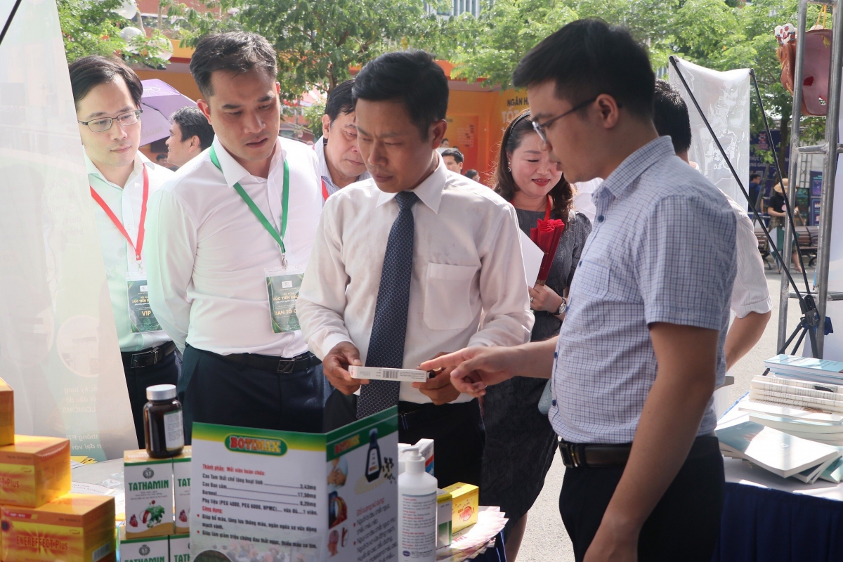 GS.TS Lê Quân - Giám đốc ĐH QGHN và PGSTS Phạm Bảo Sơn Phó GĐ ĐHQGHN tham quan khu trưng bày của trường ĐH Y dược ĐHQGHN