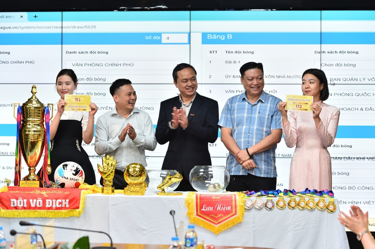 Đại diện các đội bóng tham dự bốc thăm bảng đấu