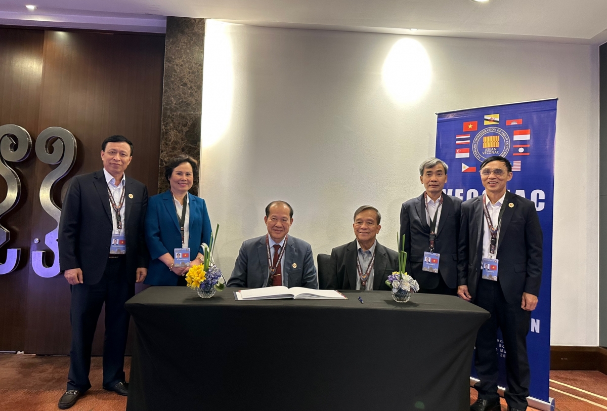 Thượng tướng Bế Xuân Trường - Chủ tịch Hội CCBVN (Bên trái) và Phó Chủ tịch Hội CCB Philippine tại Hội nghị Ban chấp hành Veconac -22