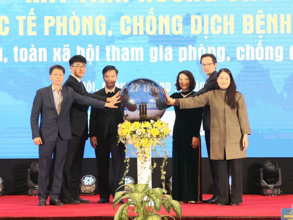 Đại biểu tham dự lễ mit tinh ấn nút hưởng ứng ngày Quốc tế phòng chống dịch bệnh.