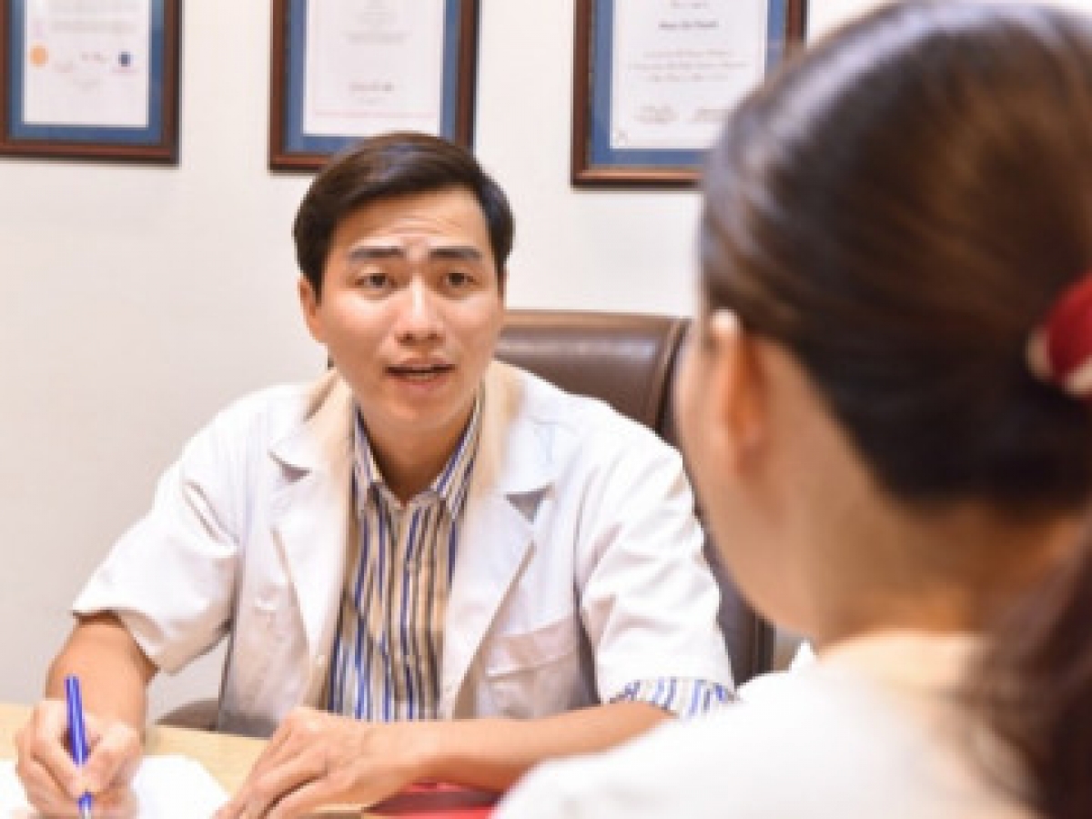 Ths.BS Phan Chí Thành, Bệnh viện Phụ sản Trung ương, đang tư vấn cho thai phụ