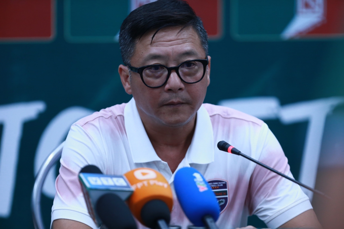 HLV Lê Huỳnh Đức nhắn nhủ các cầu thủ cần thận trọng sau khi Bình Dương vươn lên ngôi đầu bảng xếp hạng