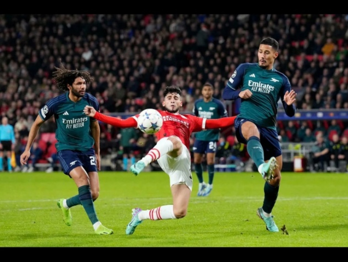 Arsenal và PSV chia điểm ở lượt cuối vòng bảng.