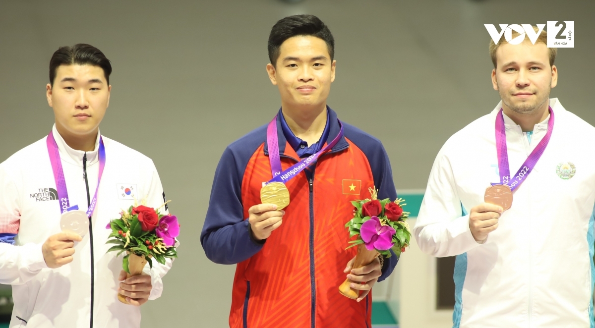 Phạm Quang Huy (giữa) mang về HCV ASIAD đầu tiên cho bắn súng Việt Nam