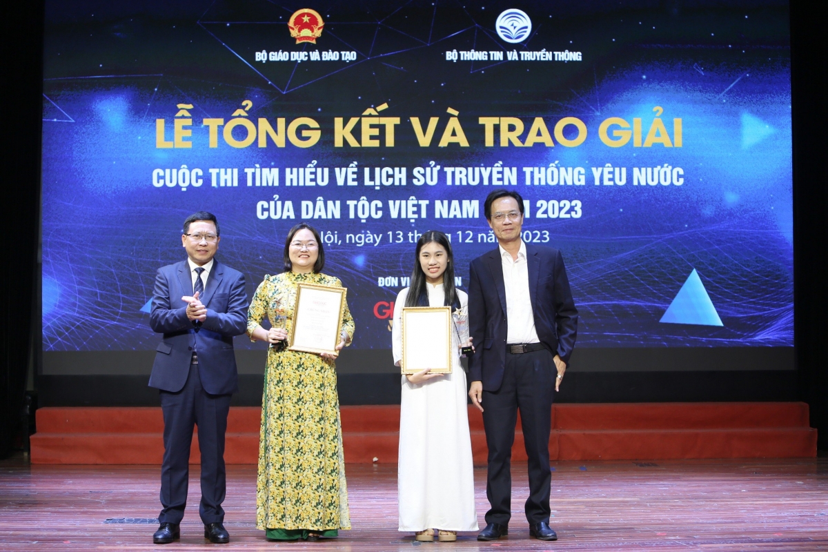 Ông Nguyễn Danh Tiên - Viện trưởng Viện Lịch sử Đảng, Học viện Chính trị Quốc gia Hồ Chí Minh và ông Trần Văn Đạt - Vụ trưởng Vụ Giáo dục Chính trị và Công tác học sinh sinh viên trao giải Nhì cho các tác giả