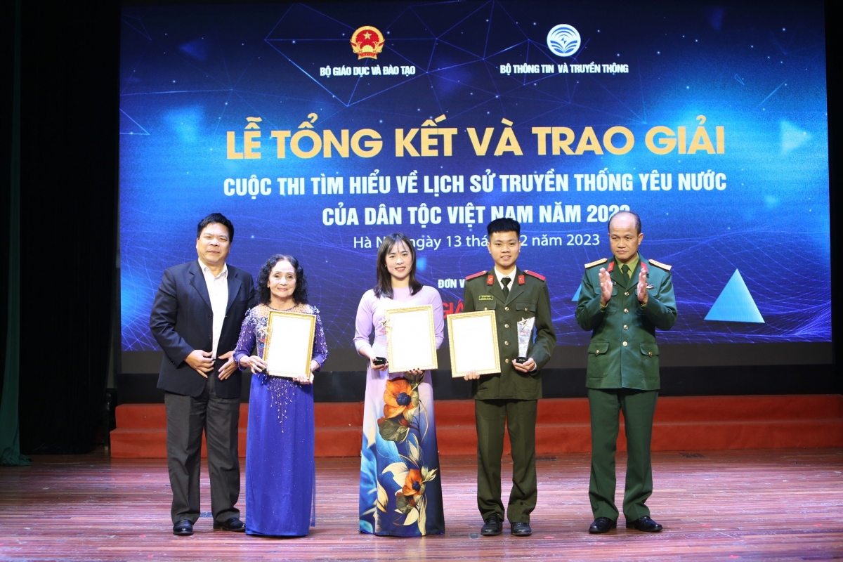 Đại tá, TS Lê Thanh Bài - Phó Viện trưởng Viện Lịch sử Quân sự và ông Đinh Xuân Thắng - Phó Vụ trưởng Vụ tuyên truyền, Uỷ ban Dân tộc trao giải Ba cho các tác giả