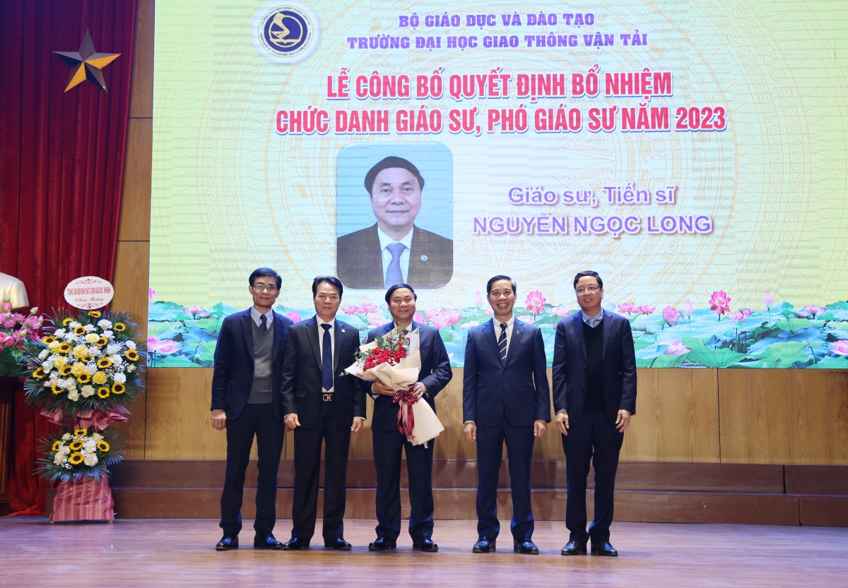 Lãnh đạo nhà trường tặng hoa chúc mừng GS Nguyễn Ngọc Long - Hiệu trưởng nhà trường nhận danh hiệu Giáo sư 2023