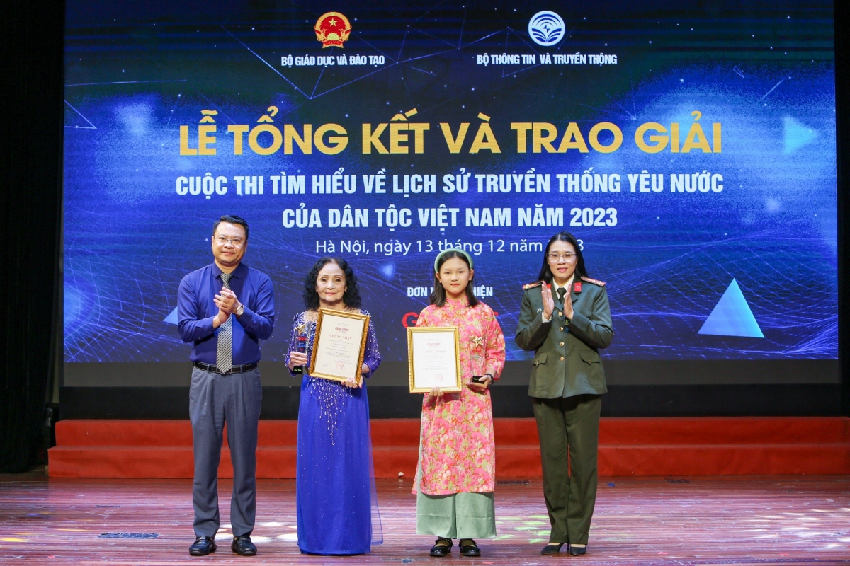 Ông Phạm Văn Trung - Giám đốc Trung tâm Truyền thông và Sự kiện, Bộ Giáo dục và Đào tạo và bà Lưu Thị Bích Ngọc - Phó Viện trưởng Viện Lịch sử Công an nhân dân trao giải cho tác giả nhỏ tuổi nhất và cao tuổi nhất.