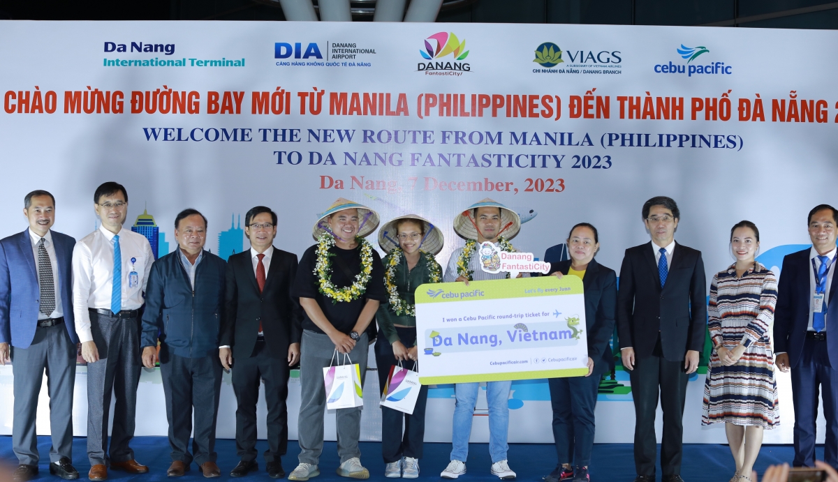 Những vị khách may mắn trên chuyến bay đầu tiên từ Manila, Philippines đến thành phố Đà Nẵng.
Ảnh: TTXTDL Đà Nẵng