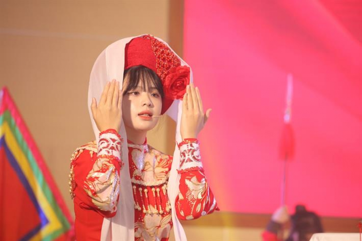 Lưu học sinh Hàn Quốc đóng trích đoạn vở cải lương "Tiếng trống Mê Linh" gây xúc động