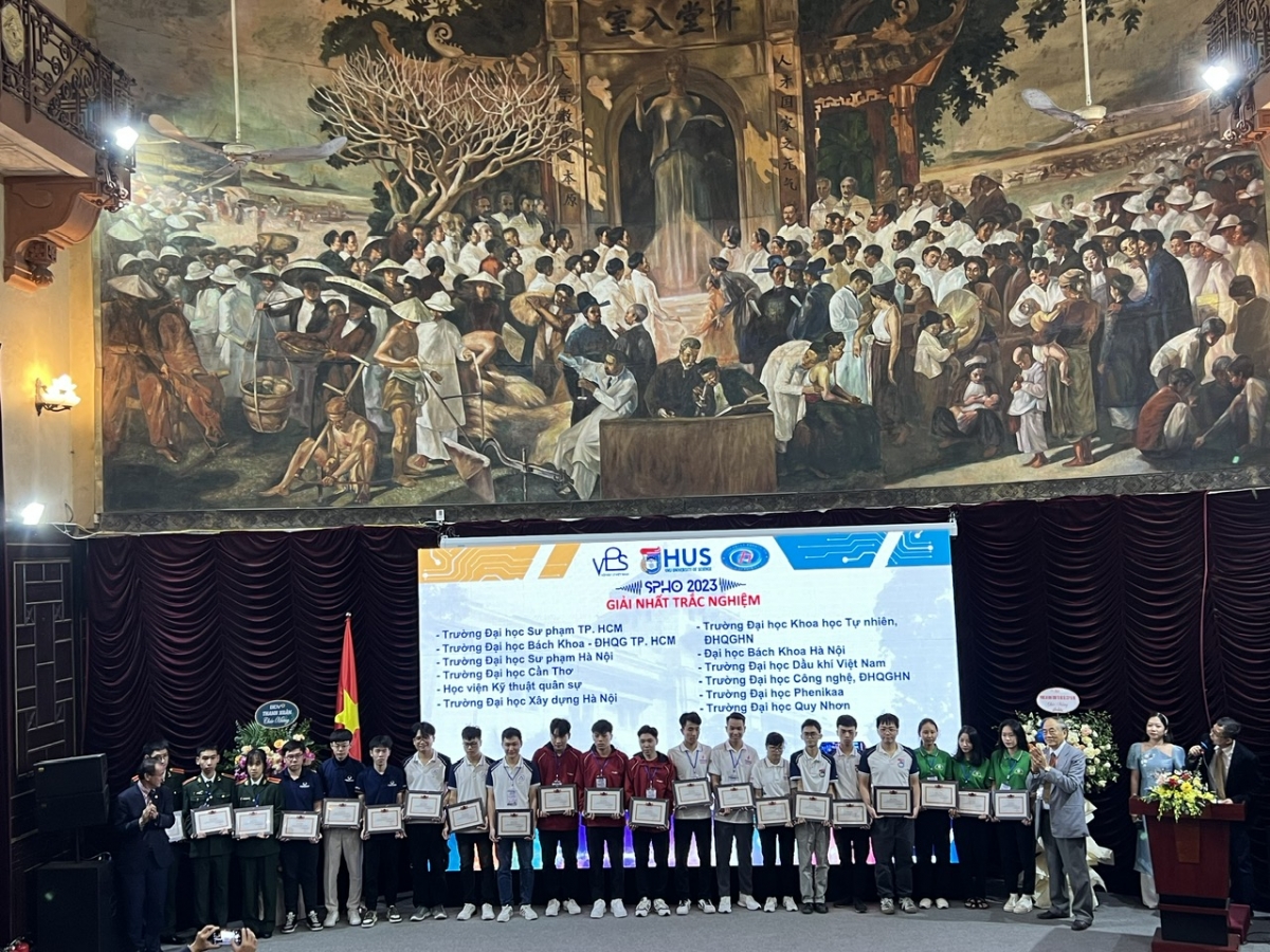 Các thí sinh đoạt giải nhất phần thi trắc nghiệm 