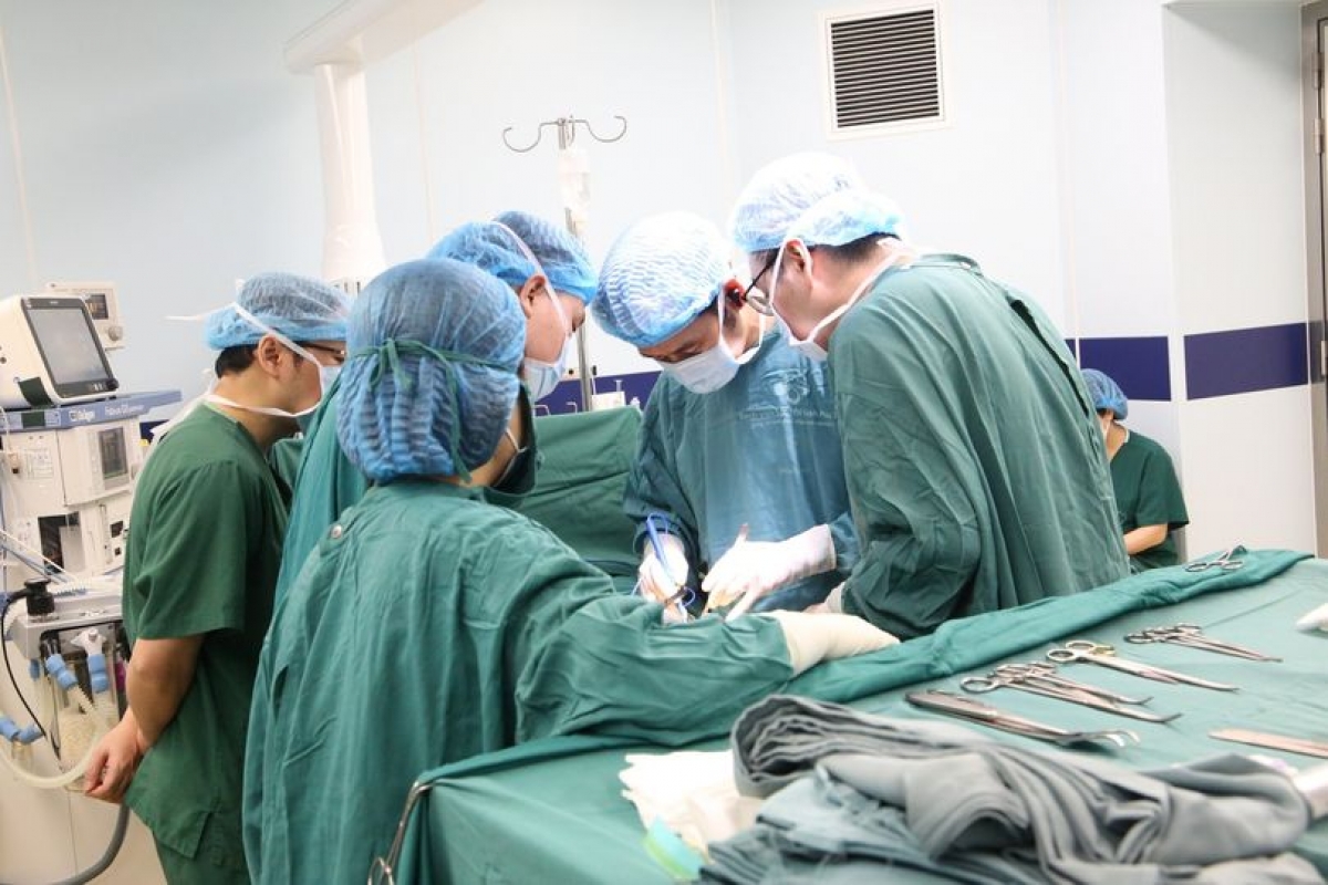 Các bác sĩ tiến hành phẫu thuật cho bệnh nhi N.G.H bị trật khớp háng bẩm sinh. Ảnh: BVCC