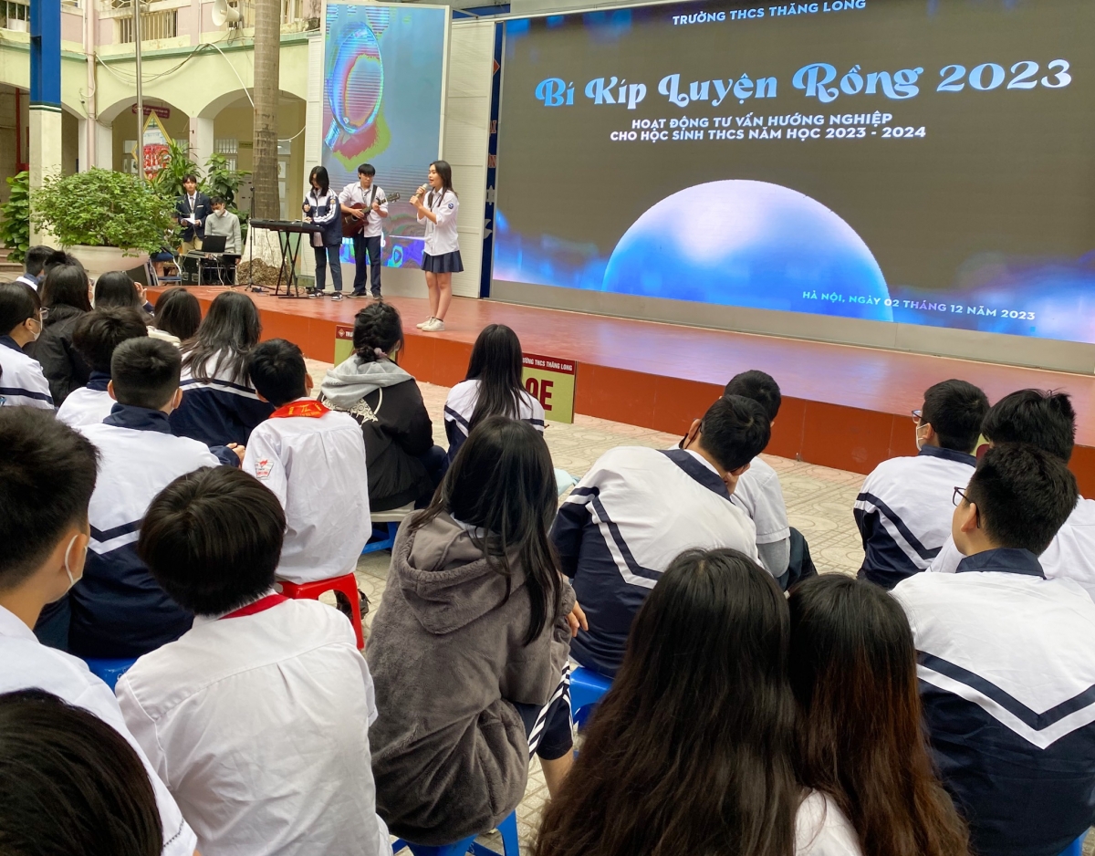 Giao lưu tại sân trường giữa cựu học sinh và học sinh khối 9.