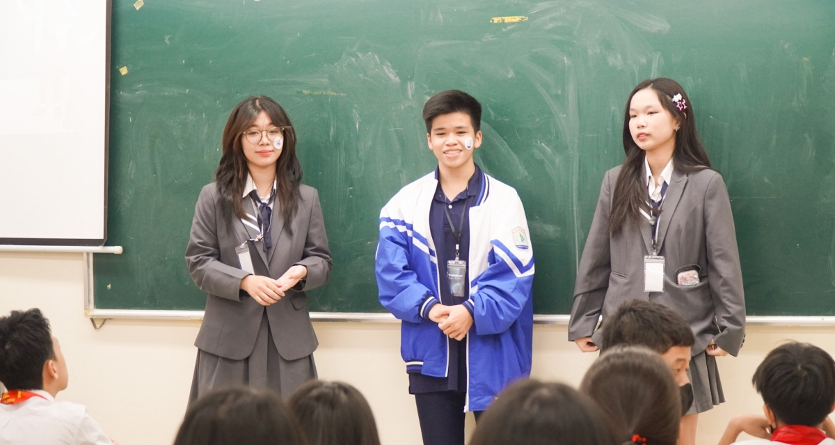 Tư vấn nhóm nhỏ tại từng lớp học giúp học sinh lớp 9 tự tin hơn khi nêu băn khoăn, thắc mắc với các cựu học sinh trường THCS Thăng Long.