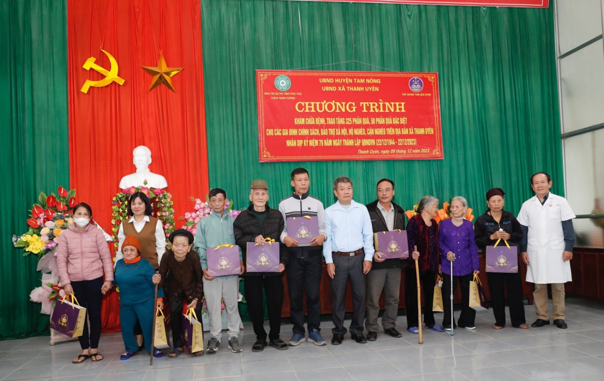 và tặng quà cho những gia đình chính sách, gia đình khó khăn trên địa bàn