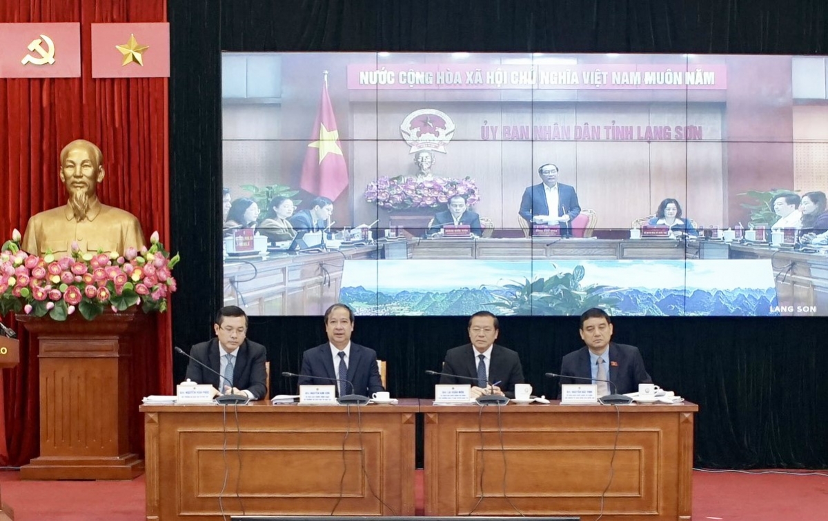 Ông Lại Xuân Môn - Phó trưởng Ban thường trực Ban Tuyên giáo Trung ương; Bộ trưởng Bộ GD-ĐT Nguyễn Kim Sơn, ông Nguyễn Đắc Vinh - Chủ nhiệm Ủy ban Văn hóa Giáo dục của Quốc hội và Thứ trưởng Bộ GD-ĐT Nguyễn Văn Phúc điều hành Hội nghị.