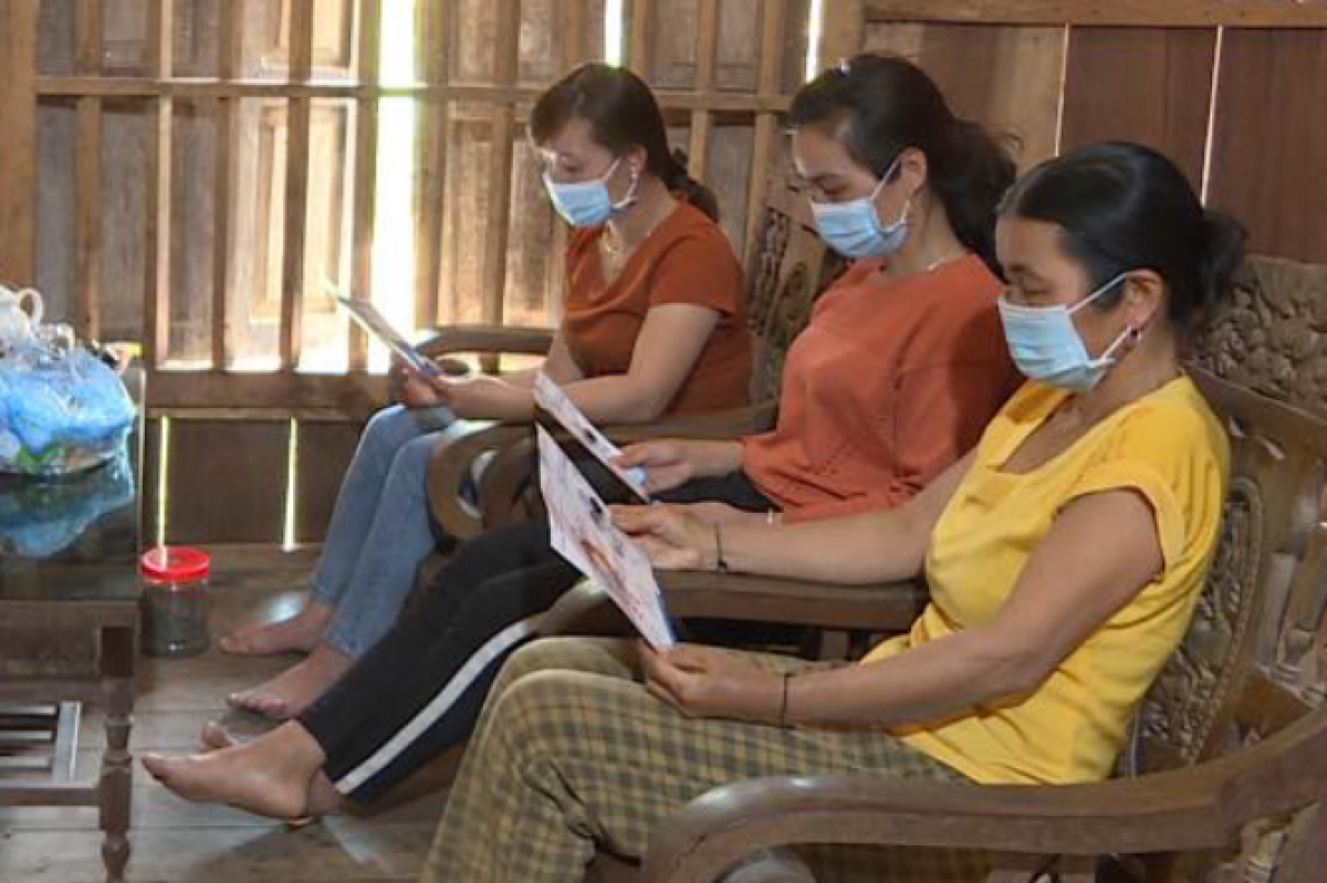 Tuyên truyền cho người dân xóa bỏ hủ tục lạc hậu, xây dựng đời sống mới.