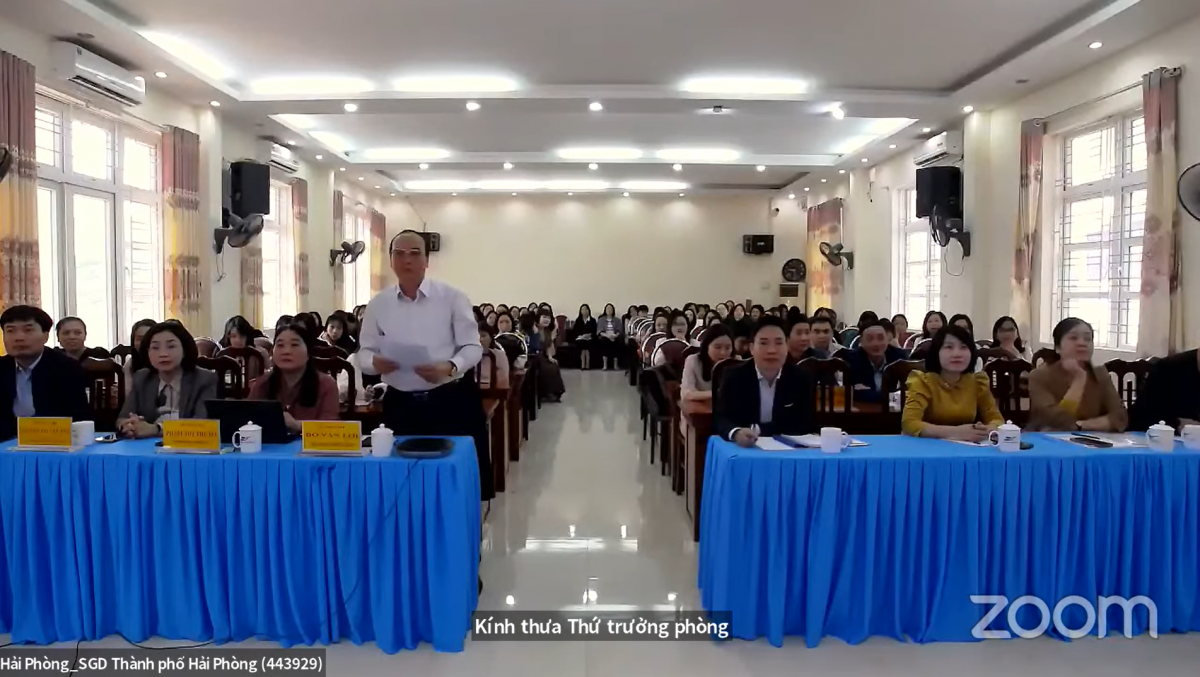 Đại diện Sở GD&ĐT Hải Phòng đặt câu hỏi cho TS Nguyễn Xuân Thành
