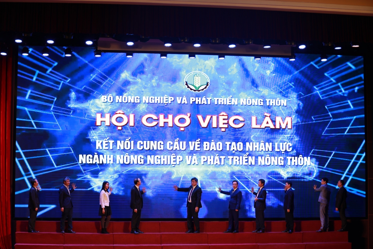 Lãnh đạo Bộ NN&PT Nông thôn cùng đại diện các Trường ĐH và Doanh nghiệp tại Lễ khai mạc Hội chợ việc làm